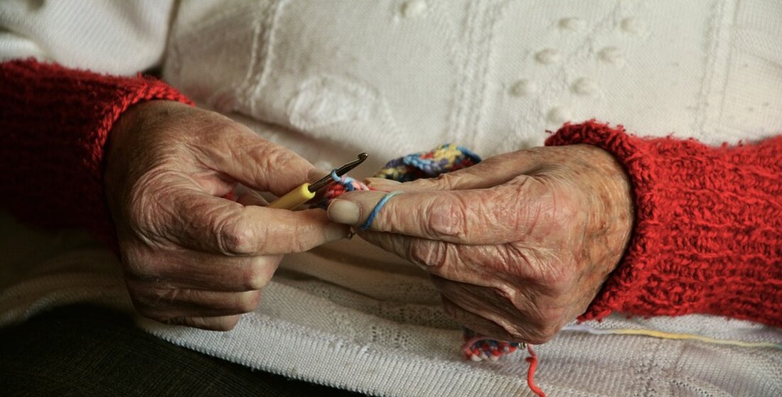 Asbestgefahr in Seniorenwohnheim – Bewohnerin fühlt sich im Stich gelassen Seniorin Marita Lohrke aus Berlin-Mitte war monatelang besorgt über lose PVC-Platten in ihrer Wohnung. Doch ihre Beschwerden bei der Hausverwaltung blieben unbeantwortet. Als sie einen Bodenleger privat engagierte, um den Schaden zu beheben, lehnte er die Reparatur ab. Seine Begründung: Es handele sich um Asbest. Die 4. Etage des Seniorenwohnheims in der Iranischen Straße in Berlin-Mitte ist Marita Lohrkes Zuhause. Für 42 Quadratmeter zahlt sie 550 Euro Miete, warm. Durch die lungenkrankheitsbedingte COPD ist sie auf eine Sauerstoffflasche angewiesen und ihr Laufen fällt ihr schwer, weshalb sie einen Rollator benutzt. …