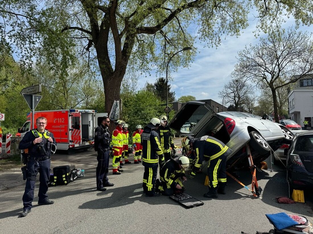 Eine Seniorin verursachte einen kuriosen Unfall in Bochum, als sie mit ihrem PKW seitlich auf ein geparktes Auto fuhr. Feuerwehr rettete sie unverletzt.