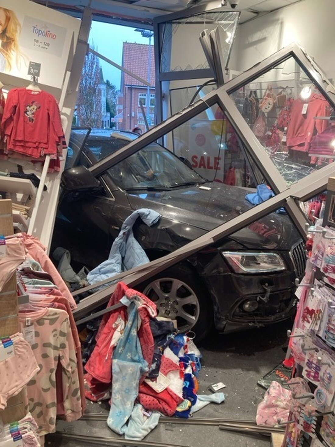 Eine 74-jährige Frau fuhr in Beverstedt versehentlich mit ihrem SUV in eine Ladenzeile. Glücklicherweise gab es keine Verletzten.