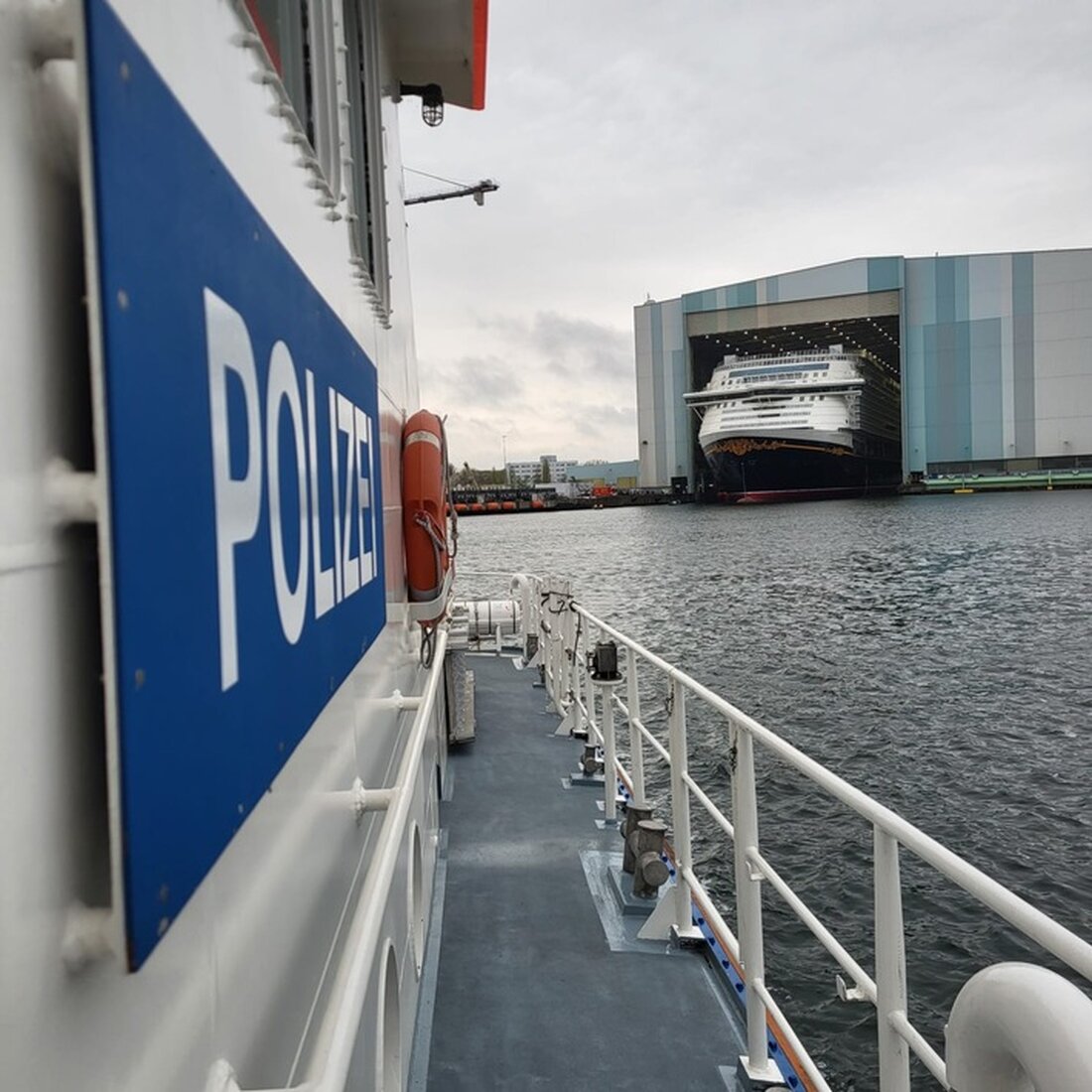 Die Wasserschutzpolizei Wismar sicherte erfolgreich das Ausdocken des Kreuzfahrtschiffs "Disney Adventure" am 19. April 2025.