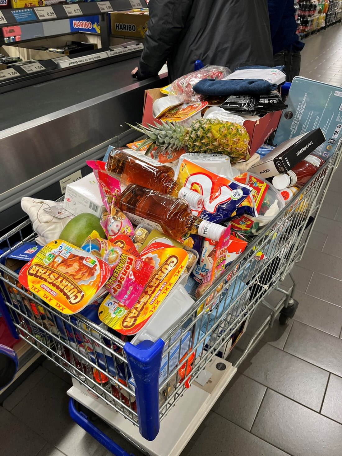 Bad Salzdetfurth: Mitarbeiterin verhindert Ladendiebstahl im ALDI. Polizei sucht Zeugen zu flüchtigem Pkw und Tätern.