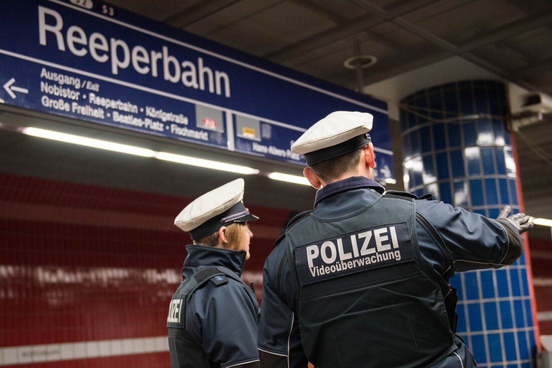 Ein 25-jähriger Mann steht im Verdacht, am S-Bahnhof Reeperbahn eine 19-jährige Frau sexuell belästigt zu haben.