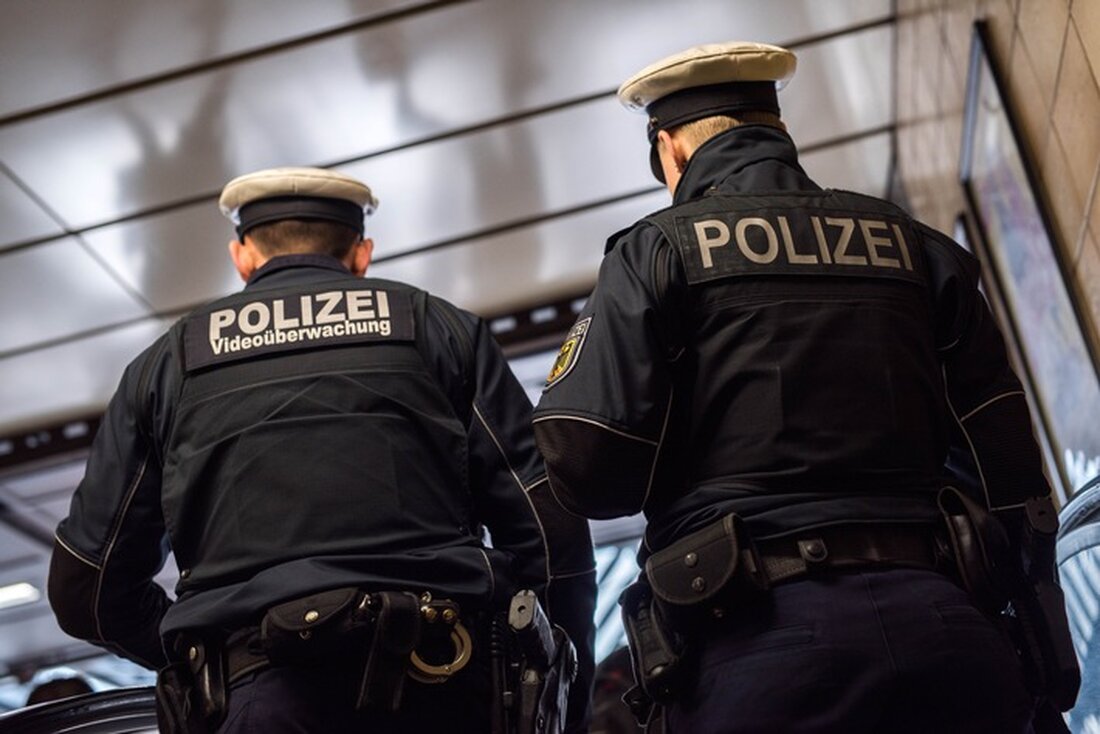 Ein Mann wird verdächtigt, eine Frau auf dem S-Bahnsteig in Stellingen sexuell belästigt zu haben. Ermittlungen laufen.
