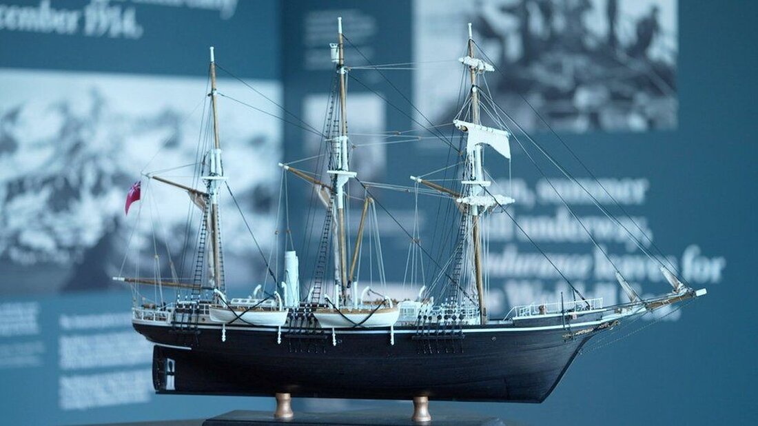 Eine Nachbildung eines berühmten Schiffs aus dem ukrainischen Kriegsgebiet, in dem es gebaut wurde, hat seinen Weg in ein kornisches Museum gefunden. Das komplizierte Modell von Ernest Shackletons „Endurance“ wurde vom pensionierten Ingenieur Vitaliy Vrubel in seinem Haus in Dnipro angefertigt, während um ihn herum der Krieg tobte. Als der Konflikt eskalierte, mussten er und seine Frau fliehen, doch sein fertiges Modell wartete auf den Tag, an dem es abgeholt werden konnte. Ein ehemaliger südafrikanischer Soldat rettete die Nachbildung, die sich heute in Cornwall befindet. Der Bau Das Shipwreck Treasure Museum in Charlestown beauftragte Herrn Vrubel mit dem Bau des …