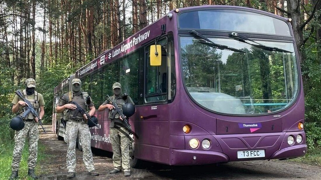 Drei ehemalige Flughafen-Shuttlebusse wurden für den Kriegseinsatz in der Ukraine gespendet. Der Busbetreiber Go-Ahead spendete die zuvor vom Flughafen London Luton genutzten Fahrzeuge an die Swindon Humanitarian Aid Partnership. Die Busse waren bis März im Einsatz, als der Flughafen einen neuen fahrerlosen Shuttleservice einführte. Mit intakter Lackierung des Flughafens Luton werden sie heute hauptsächlich als Transportmittel für ukrainische Soldaten eingesetzt. Ein Team freiwilliger Fahrer fuhr die Busse zu ihrem neuen Zuhause. Der Sprecher der Go-Ahead-Gruppe, Andrew Clark, sagte, es sei gut, dass die Busse „als kleiner Beitrag zu den Kriegsanstrengungen der Ukraine sinnvoll genutzt werden könnten“. Ein vierter Bus, der …