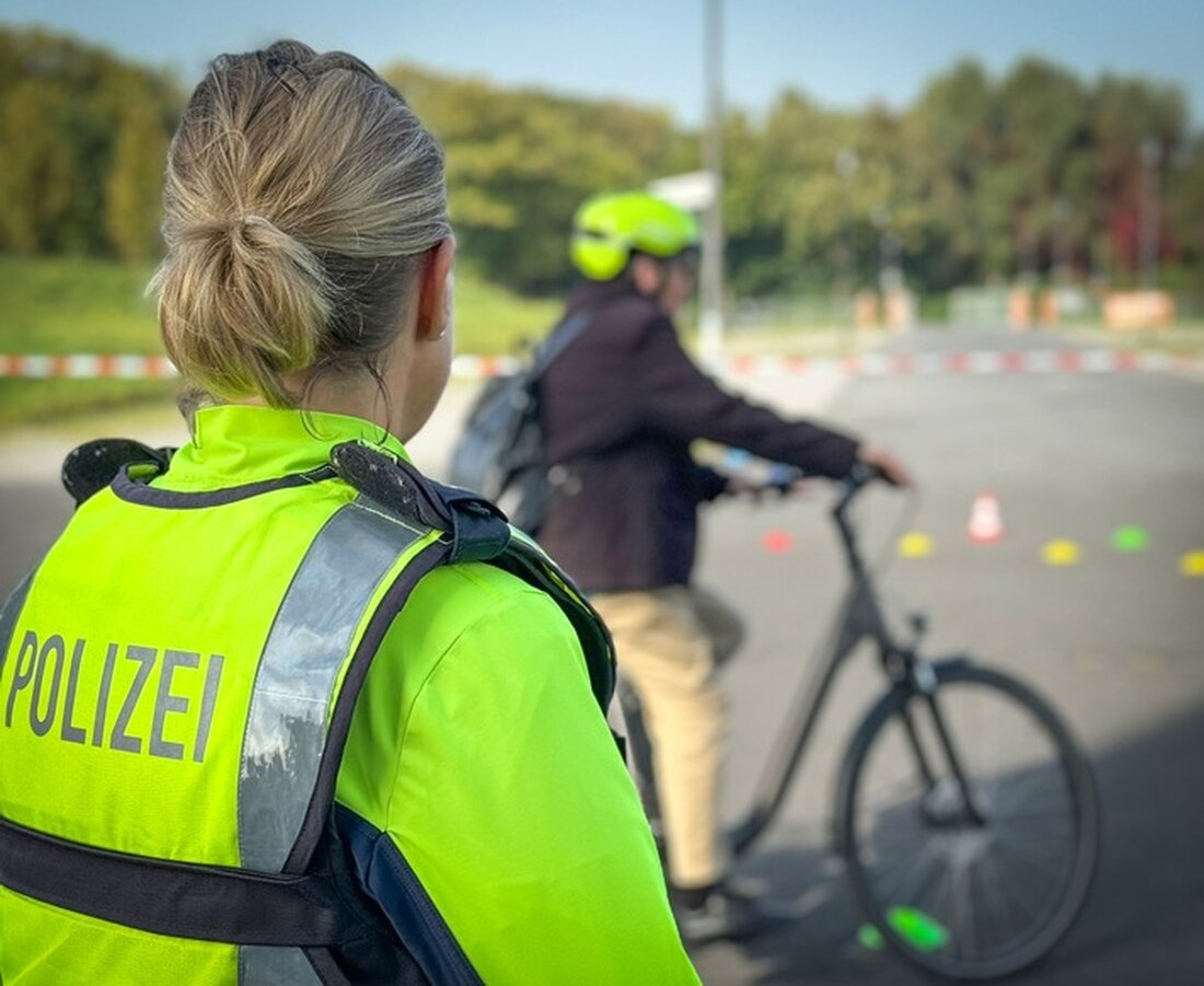 Die Kreispolizeibehörde Unna lädt am 15.04.2025 Senioren zum Pedelec-Training in Schwerte ein. Helmpflicht und praktische Übungen inkludiert.