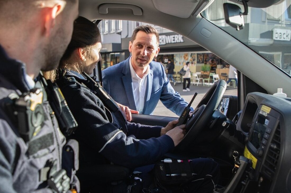 Landrat Andreas Müller zieht Bilanz nach vier Wochen Sondereinsatz in Siegen: Über 330 Kontrollen und 280 Durchsuchungen zur Sicherheitsverbesserung.
