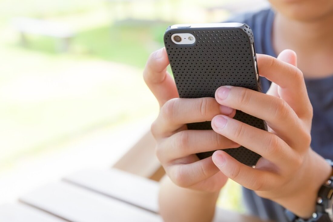 Erfahren Sie, wie Sie Ihr Kind sicher mit dem ersten Smartphone ausstatten können – inklusive Tipps von LKA Rheinland-Pfalz zur Mediennutzung.