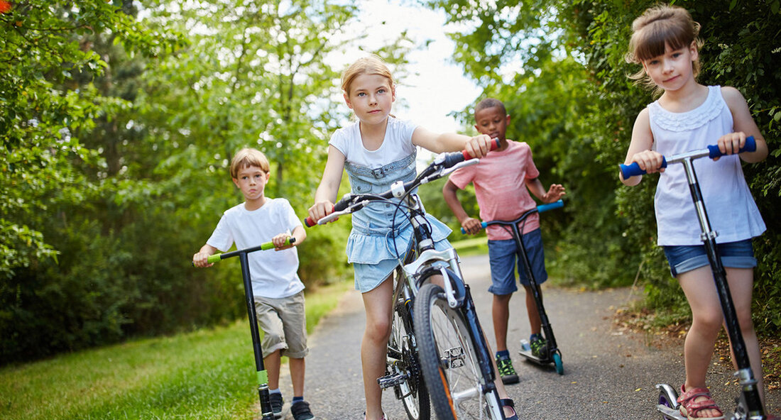 Junge Menschen und Familien müssen stärker in der Mobilität berücksichtigt werden. Verschiedene Sozial- und Wohlfahrtsverbände haben gemeinsam mit dem Verkehrsministerium und dem Sozialministerium ein Empfehlungspapier vorgestellt. Das Ministerium für Verkehr Baden-Württemberg hat gemeinsam mit dem Ministerium für Soziales, Gesundheit und Integration, der Liga der freien Wohlfahrtspflege Baden-Württemberg, dem Kommunalverband für Jugend und Soziales Baden-Württemberg, dem Landesfamilienrat Baden-Württemberg und dem Landesjugendring ein Empfehlungspapier mit dem Titel „Mehr Gerechtigkeit in der Mobilität für Kinder, Jugendliche und Familien“ (PDF) erarbeitet. Darin machen die Ministerien und Verbände deutlich, dass die Verkehrswende eine große Chance für Kinder und Jugendliche bietet und die Ungerechtigkeiten im Straßenverkehr &hellip;
