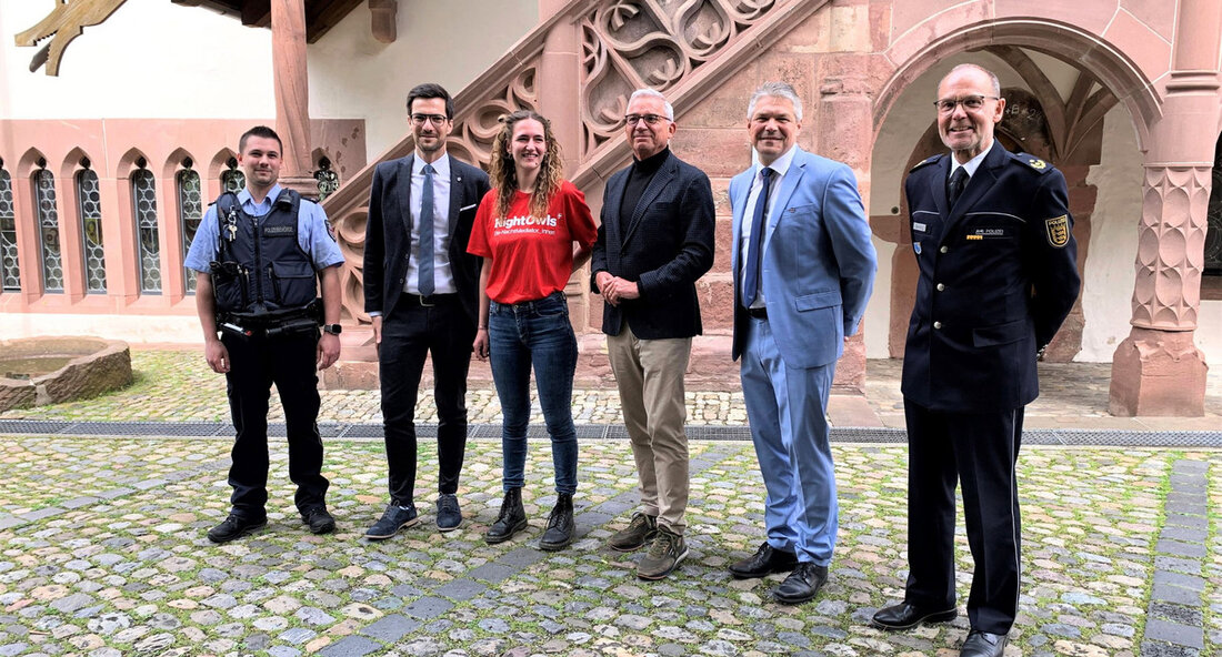 Die Stadt Freiburg und das Land Baden-Württemberg haben ihre Zusammenarbeit im Bereich der Sicherheit weiter verstärkt und eine Fortsetzung der Sicherheitspartnerschaft vereinbart. Diese Partnerschaft, die bereits im Jahr 2017 ins Leben gerufen wurde, hat das Ziel, die Kriminalität in Freiburg weiter zu senken und das Sicherheitsgefühl der Bürgerinnen und Bürger zu stärken. Der stellvertretende Ministerpräsident und Innenminister des Landes Baden-Württemberg, Thomas Strobl, betonte die Bedeutung einer gemeinsamen Strategie für mehr Sicherheit. Auch Oberbürgermeister Martin Horn lobte die enge und konstruktive Zusammenarbeit zwischen Stadt und Land und betonte, dass noch einiges getan werden müsse, um die Kriminalitätsrate weiter zu senken. Ein …