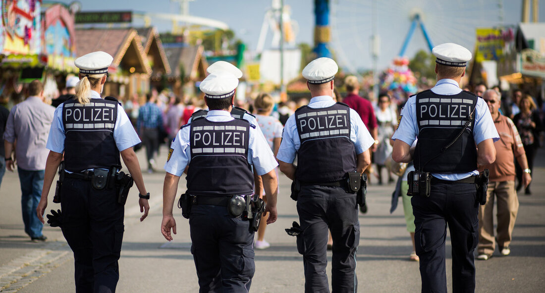 277. Cannstatter Wasen startet unter erhöhten Sicherheitsvorkehrungen Stuttgart, 27. September 2024 – Am heutigen Freitag eröffnet Innenminister Thomas Strobl das 177. Cannstatter Wasen, eines der ältesten und größten Volksfeste in Deutschland. Mit einem umfangreichen Sicherheitskonzept möchte die Polizei für eine friedliche und fröhliche Atmosphäre auf dem Festgelände sorgen. Dafür werden rund 2.400 Polizeibeamtinnen und Polizeibeamte im Einsatz sein, um die Besucher vor möglichen Gefahren zu schützen. Strobl betonte in seiner Eröffnungsrede die Bedeutung eines unbeschwerten Feiererlebnisses, wies jedoch gleichzeitig auf die gegenwärtige abstrakte Gefährdungslage durch islamistischen Terrorismus hin. "Unsere Sicherheitsbehörden sind sensibilisiert und setzen alles daran, auch in diesem Jahr …