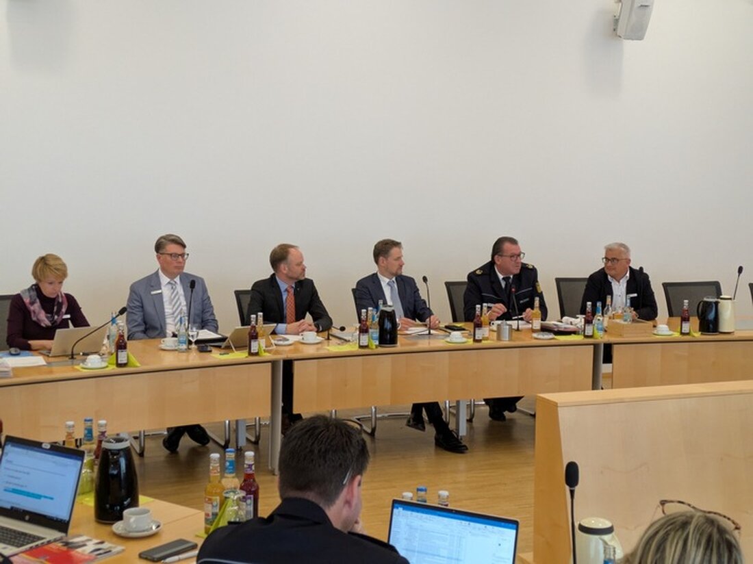 Führende Beamte von Landratsamt Bodenseekreis und Polizei Ravensburg diskutierten sicherheitsrelevante Themen auf ihrer zweiten Sicherheitskonferenz im März 2025.