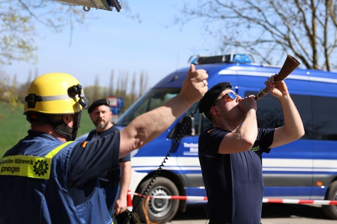 THW sichert Höhleneingänge in Halberstadt durch kontrollierte Sprengung ab. Einsatzkraft fördert Sicherheit gegen Einsturzgefahr.