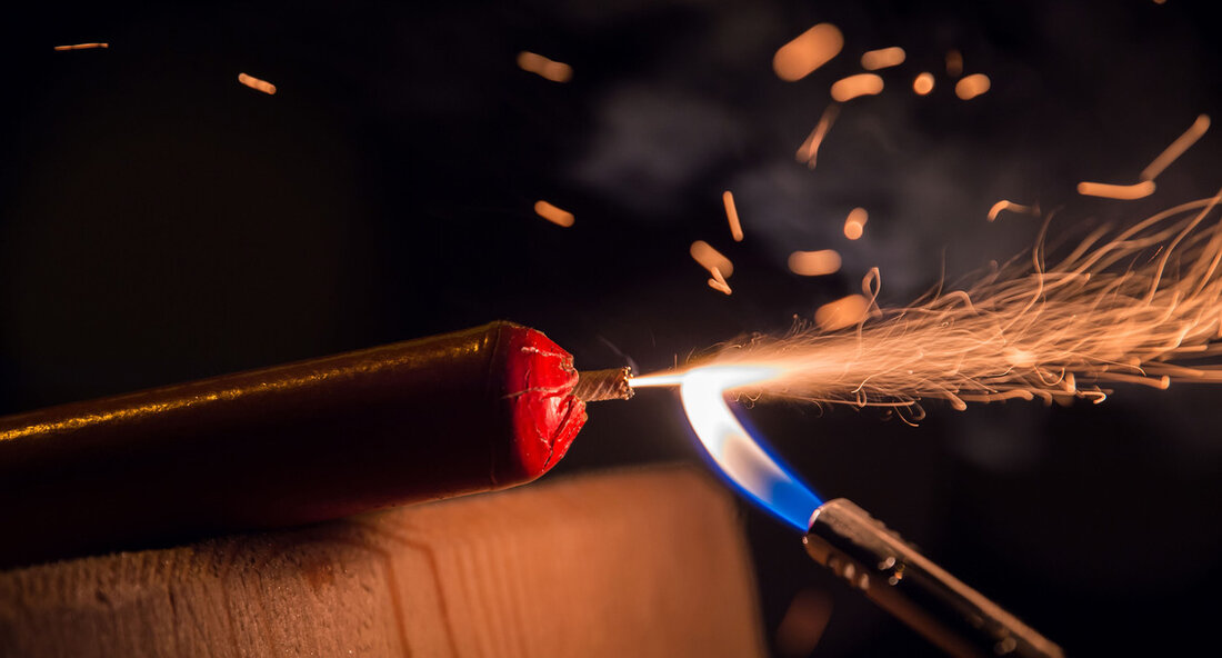 Vorsichtiger und sicherer Umgang mit Feuerwerk: Verkauf startet am 28. Dezember Das Ende des Jahres naht und damit auch die Zeit des traditionellen Silvesterfeuerwerks. In diesem Jahr fällt der Silvestertag auf einen Sonntag, weshalb der Verkauf von Feuerwerkskörpern bereits am Donnerstag, den 28. Dezember 2023, beginnt. Umweltministerin Thekla Walker betont die Bedeutung der gegenseitigen Rücksichtnahme und des sicheren Umgangs mit Feuerwerkskörpern für ein friedvolles Silvester. Es ist wichtig, dass sowohl beim Verkauf als auch bei der Verwendung von Feuerwerkskörpern die geltenden Regeln und Vorschriften eingehalten werden. Die CE-Kennzeichnung und die Gebrauchsanleitung sind dabei besonders zu beachten, um die eigene Sicherheit &hellip;