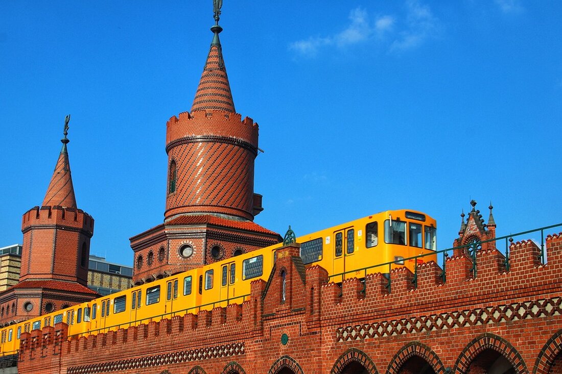 Erfahren Sie mehr über die Sicherheitsstreife der BVG und die Erkenntnisse von Reinickendorfs Bezirksstadträtin Julia Schrod-Thiel. Der Artikel beleuchtet die Maßnahmen zur Verbesserung der Sauberkeit, Deeskalation von Konflikten und die positive Resonanz der Fahrgäste auf die Sicherheitspräsenz in der U-Bahnlinie U8. Lesen Sie, wie eine enge Zusammenarbeit mit Polizei und Berliner Stadtreinigung für ein sicheres Reinickendorf sorgt.