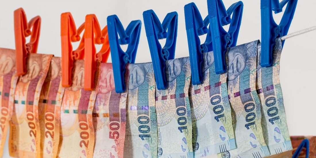 Ein Unternehmen in den USA arbeitet mit kryptoreichen Kunden zusammen und hilft ihnen, Pässe in Steueroasen zu bekommen, um die BTC-Steuer zu vermeiden. Die Kunden haben die Wahl zwischen 7 Steueroasen, aber es ist nicht billig. Im Leben sind zwei Dinge sicher – der Tod und die Steuern. Und während der Tod unausweichlich ist, hilft ein Unternehmen seinen Kunden, die zweite Gewissheit zu vermeiden – Steuern. Das Unternehmen, bekannt als Plan B, verkauft Pässe an seine Kunden, normalerweise Einzelpersonen, die mit Kryptowährungen Millionen verdient haben, an Steueroasen, um die hohen Steuern in ihren eigenen Ländern, hauptsächlich den USA, zu vermeiden …