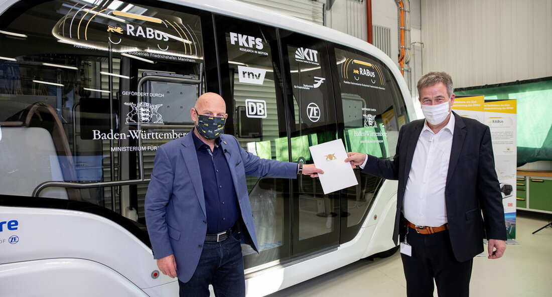 Das Forschungsprojekt „RABus“ zielt darauf ab, den automatisierten Busbetrieb im öffentlichen Nahverkehr in der Stadt und auf dem Land zu testen. Das Verkehrsministerium finanziert das Projekt mit sieben Millionen Euro. Verkehrsminister Winfried Hermann gab in einer Videokonferenz den Startschuss für die erste Phase eines historischen Forschungsprojekts auf dem Weg zum autonomen Nahverkehr in Baden-Württemberg. Im Rahmen des Projekts „Reales Labor für den automatisierten Busbetrieb im öffentlichen Nahverkehr in der Stadt und auf dem Land“ (RABus) wird der Einsatz großer, vollautomatischer Busse wissenschaftlich erforscht und auch im realen Leben getestet. Es entstand aus dem Strategiedialog Automobilindustrie Baden-Württemberg. Die Entwicklung, Implementierung und …