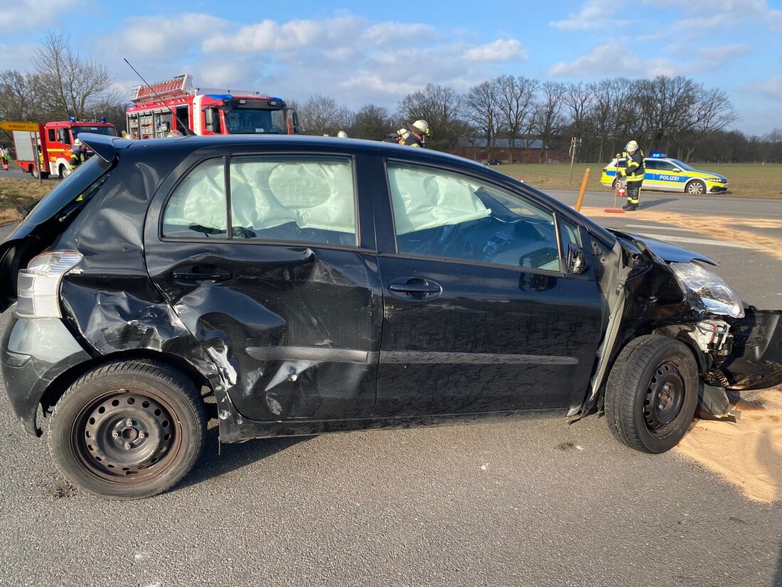 Sieben Personen wurden bei einem Vorfahrtsunfall in Buxtehude-Ovelgönne verletzt. Rettungsdienste und Feuerwehr im Einsatz.