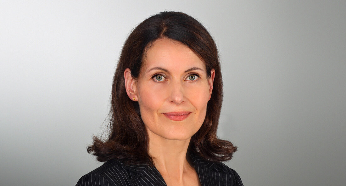 Sieglinde Neyer-Bedenk ist neue Leiterin von Vermögen und Bau Konstanz Die Finanzstaatssekretärin Gisela Splett gab bekannt, dass Sieglinde Neyer-Bedenk die neue Leiterin von Vermögen und Bau Konstanz ist. Sie tritt damit die Nachfolge von Thomas Steier an, der im Oktober 2023 in den Ruhestand gegangen ist. Splett lobte Neyer-Bedenk für ihre Erfahrung aus verschiedenen Architekturbüros und ihrer Kenntnis von Vermögen und Bau. Sie äußerte sich zuversichtlich, dass Neyer-Bedenk das Amt erfolgreich leiten wird und wünschte ihr viel Erfolg in ihrer neuen Position. Neyer-Bedenk hat Architektur an der Technischen Universität München studiert und war in verschiedenen Architekturbüros sowie bei der Stadt …