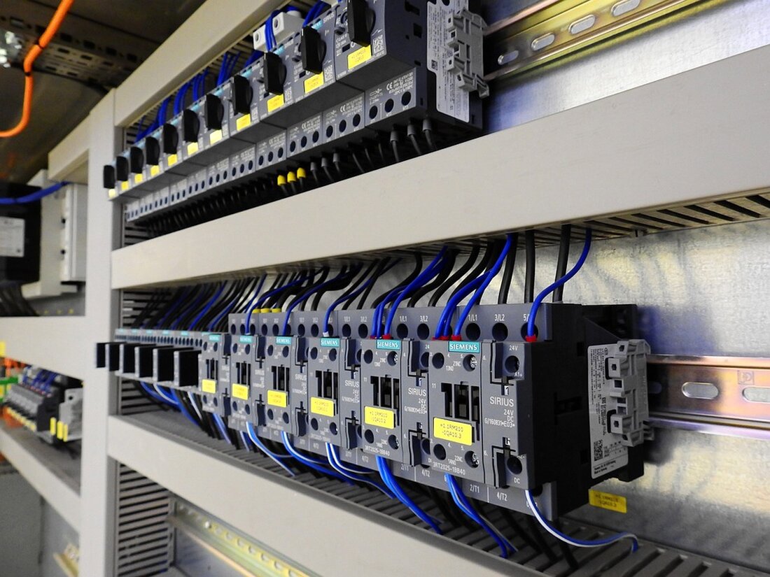 Siemens steigt beim Energie-Start-Up Skeleton Technologies ein Ende September wurde der Start der Produktion von Superbatterien am neuen Standort von Skeleton Technologies in Markranstädt verkündet – 2024 soll das Werk ans Netz gehen. Jetzt steht fest: Der Siemens-Konzern steigt beim Energie-Start-Up ein und wird mit dem japanischen Handelskonzern Marubeni, das seine finanzielle Beteiligung bereits zugesichert hatte, zusammen etwa 60 Millionen Euro investieren. Siemens will heimische Batterieproduktion fördern Wie der Spiegel am Freitag berichtete, will der Siemens-Konzern bei Skeleton Technologies einsteigen, um die heimische Batterieproduktion zu fördern. Skeleton hat dafür in einer neuen Finanzierungsrunde 108 Millionen Euro eingesammelt. Mit dem Geld …