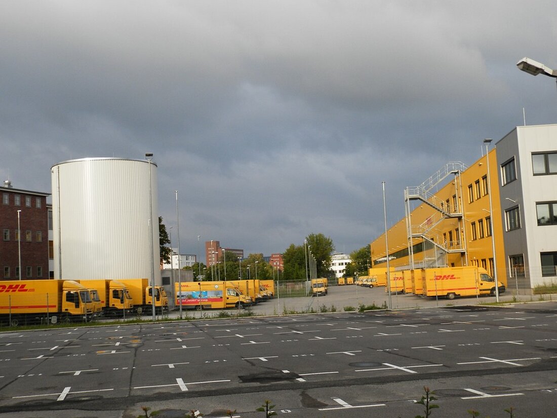Das Bezirksamt Spandau hat die ersten Baugenehmigungen für das neue Stadtquartier Siemensstadt erteilt. Bis 2035 sollen dort rund 2.750 Wohnungen, Büroflächen, soziale Infrastruktur und Einzelhandelsflächen entstehen. Die Baugenehmigungen für ein 60 Meter hohes Büro- und ein rund 20 Meter hohes Atriumgebäude markieren den Beginn der Umsetzung des Bebauungsplans 5-123a. Baustadtrat Thorsten Schatz betont die Bedeutung dieses Projekts für die Siemensstadt und spricht von einem neuen Kapitel in der Entwicklung des Stadtteils. Das modernes Stadtquartier soll Arbeitsplätze schaffen und die Lebensqualität der Bewohner fördern. Benjamin Melcher, Head of Development & Projects Siemensstadt Square, freut sich über die Baugenehmigung und betont die …