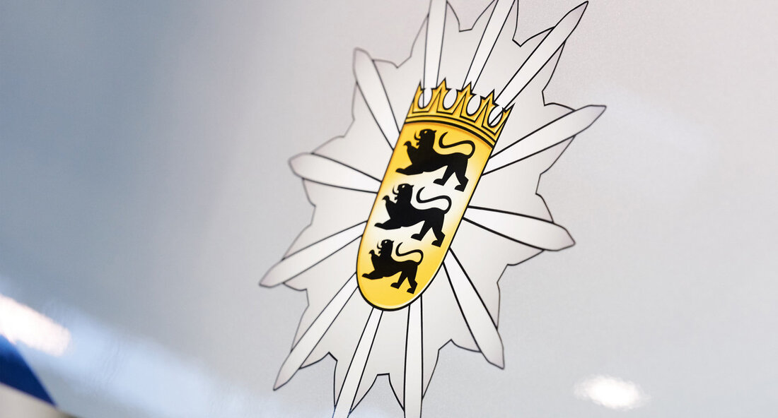 Silke Kübler neue stellvertretende Leiterin beim Polizeipräsidium Ludwigsburg Ludwigsburg – Eine wichtige Personalie im Polizeipräsidium Ludwigsburg: Silke Kübler übernimmt ab sofort die Position der stellvertretenden Leiterin. Mit ihrer breiten Erfahrung und ihrem tiefen Fachwissen in kriminalpolizeilichen Belangen wird sie die Behörde in den kommenden Jahren entscheidend prägen. Kübler, die bereits mehrere Spitzenämter innerhalb der Landespolizei innehatte, bringt wertvolle Kompetenzen in der Kriminalitätsbekämpfung und -prävention mit. Ihr bisheriger Werdegang deutet darauf hin, dass sie nicht nur mit den Herausforderungen der modernen Polizeiarbeit bestens vertraut ist, sondern auch über die nötigen Führungsqualitäten verfügt, um das Team des Polizeipräsidiums zu motivieren und zukunftsorientiert …