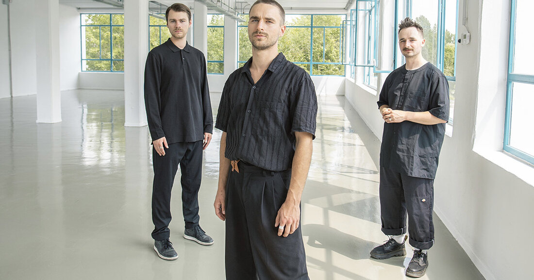 Simon Lucaciu Trio erhält Leipziger Jazznachwuchspreis 2023 Das Simon Lucaciu Trio (SLT) ist der Gewinner des Jazznachwuchspreises 2023, der mit 6.500 Euro dotiert ist. Das Simon Lucaciu Trio wird am 14. Oktober 2023 im Schauspiel Leipzig im Rahmen der 47. Leipziger Jazztage mit dem Jazznachwuchspreis ausgezeichnet. Im Anschluss an die Preisverleihung wird das Trio ein Preisträgerkonzert geben. Unverwechselbarer Bandsound Die Jury, bestehend aus den Preisträgern des „Deutschen Jazzpreises“ Klarinettistin Rebecca Trescher und Gitarrist Kalle Kalima, hat das Simon Lucaciu Trio als Gewinnerband aus insgesamt elf hochwertigen Bewerbungen ausgewählt. Die Jury-Sprecherin Rebecca Trescher lobte den unverwechselbaren Bandsound des Trios sowie ihr …