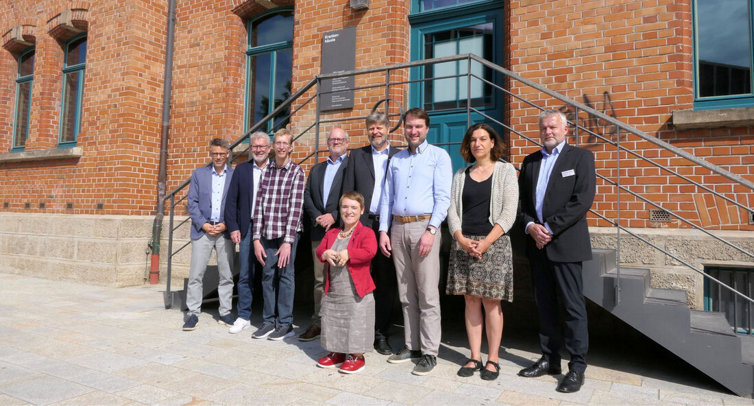 Die Landes-Behindertenbeauftragte Simone Fischer besuchte kürzlich die BruderhausDiakonie Reutlingen, um sich mit Menschen mit Beeinträchtigungen, Verantwortlichen und dem Vorstand auszutauschen. Bei dem Treffen wurden verschiedene Themen besprochen, die Menschen mit Beeinträchtigungen im Alltag betreffen, wie zum Beispiel Barrierefreiheit im öffentlichen Nahverkehr, im Wohnen, bei der Arbeit und im Alltag. Simone Fischer betonte die Bedeutung der Beteiligung und Mitbestimmung von Menschen mit Beeinträchtigungen in ihrer Arbeit und in Gremien. Es sei wichtig, dass diese Menschen ihre Perspektive einbringen können und so gemeinsam darüber entscheiden, wie sie leben, wohnen, arbeiten, zur Schule gehen und ihre Freizeit verbringen möchten. Diese Fragen seien für …