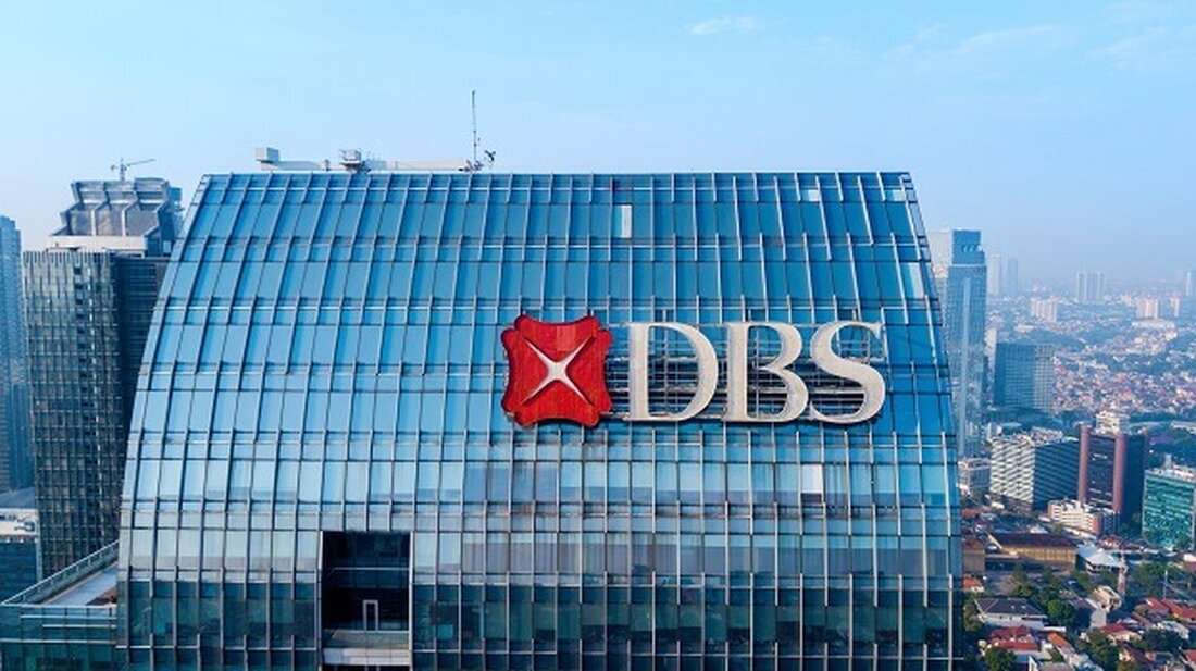 Die DBS Bank wird im vierten Quartal 2024 einen OTC-Kryptooptionshandel mit Verknüpfung zu BTC und ETH einführen. Kunden können sich durch Optionen und strukturierte Schuldverschreibungen gegen Volatilität absichern. DBS integriert weiterhin Blockchain und Web3 für institutionellen Zugriff. Die DBS Bank in Singapur will im vierten Quartal 2024 den außerbörslichen (OTC) Handel mit Krypto-Optionen und strukturierten Schuldverschreibungen einführen. Diese Initiative zielt darauf ab, den Bedürfnissen institutioneller Kunden gerecht zu werden, die nach Möglichkeiten suchen, die Volatilität wichtiger digitaler Vermögenswerte wie Bitcoin (BTC) und Ethereum (ETH), den beiden nach Marktkapitalisierung größten Kryptowährungen, zu bewältigen. Kryptooptionen und strukturierte Anleihen von DBS Laut DBS …