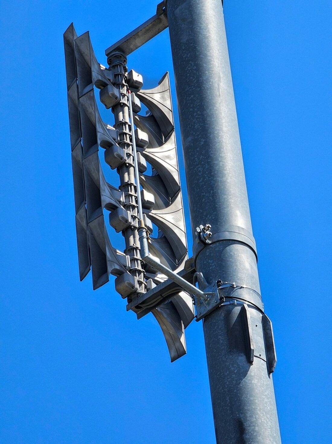 Am 28. Juni 2025 kam es in Grevenbroich-Wevelinghoven erneut zu einer Sirenen-Fehlauslösung. Feuerwehr und Technik arbeiten an der Lösung.