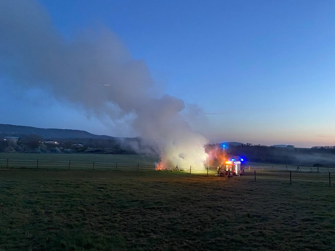Unbekannte Täter setzten einen Strohballen in Hetzerath in Brand. Die Polizei Wittlich bittet um Zeugenhinweise.