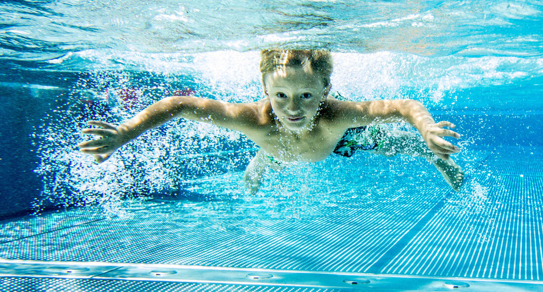 Das Sofortprogramm zur Verbesserung der Schwimmfähigkeit wird aufgrund der hohen Nachfrage mehr als verdoppelt und auf insgesamt zwei Millionen Euro aufgestockt. Durch die coronabedingte Schließung von Schwimm- und Hallenbädern ist der ohnehin schon große Bedarf an Schwimmkursen deutlich gestiegen. Rund 2.000 Bewerbungen in nur zwei Wochen und ein Schwimmkurs für mehr als 12.000 Kinder: die Zahlen für Sofortprogramm zur Verbesserung der Schwimmfähigkeit sind beeindruckend. „Dass in so kurzer Zeit so viele Bewerbungen eingegangen sind, zeigt den Sinn und die Notwendigkeit unseres Programms“, sagt Theresa Schopper, Ministerin für Kultur, Jugend und Sport, und ergänzt: „Ich freue mich sehr, dass das Programm …