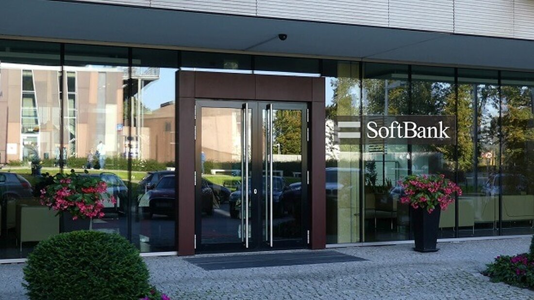OpenAI, ein führendes Unternehmen in der Entwicklung künstlicher Intelligenz (KI), hat von SoftBank eine bedeutende Investition in Höhe von 1,5 Milliarden US-Dollar erhalten, was erneutes Interesse daran weckt KI-gesteuerte Kryptowährungen. Unterdessen entsteht ein neuer Player im Krypto-KI-Bereich: iDEGENein innovatives, von der Community betriebenes KI-Projekt. Mit dynamischer Preisgestaltung und dezentraler Kontrolle verspricht iDEGEN, die Art und Weise, wie KI mit Krypto-Communitys interagiert, neu zu erfinden. Die 1,5-Milliarden-Dollar-Investition von SoftBank in OpenAI Am 27. November gab OpenAI bekannt, dass es sich eine monumentale Investition in Höhe von 1,5 Milliarden US-Dollar von SoftBank, einem führenden multinationalen Investmentunternehmen, gesichert hat. Dieser Deal war Teil …