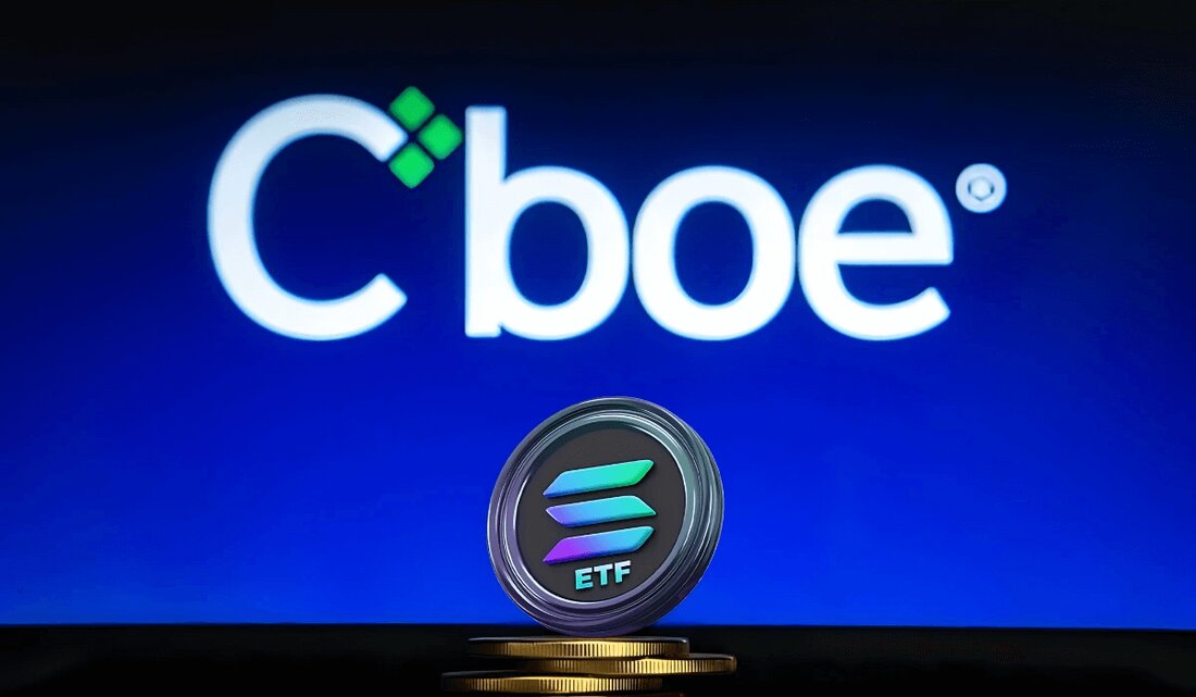Die Cboe versucht offiziell, SOL-ETFs zu verwirklichen. Dies geschieht über VanEck und 21Shares. Im Falle einer Genehmigung würde dies eine neue Welle im Kryptowährungshandel einleiten. Nach früheren erfolglosen Versuchen, Solana (SOL) börsengehandelte Fonds (ETFs) einzuführen, werden neue Versuche unternommen, die viel gehandelte Kryptowährung zu listen. Laut CoinGecko ist SOL in diesem Jahr das beliebteste Blockchain-Ökosystem, dicht gefolgt von Ethereum. Chicago Board Options Exchange (Cboe) Global Markets, ein Börsenbetreiber, hat bei der US-Börsenaufsicht SEC (Securities and Exchange Commission) einen Antrag auf die Listung von EFTs gestellt, die mit Solana verbunden sind; insbesondere Produkte der Vermögensverwalter VanEck und 21Shares. Damit wurde der &hellip;