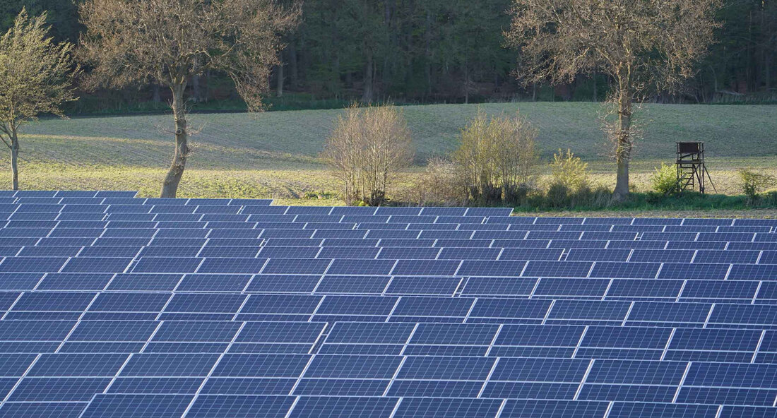 Insgesamt wurde in Baden-Württemberg im Jahr 2022 deutlich weniger Energie verbraucht als in den Vorjahren. Der Beitrag aus regenerativen Quellen stieg weiter an. Insgesamt wurde in Baden-Württemberg im Jahr 2022 deutlich weniger Energie verbraucht als in den Vorjahren. Eine erste Abschätzung zeigt einen Rückgang vor allem beim Endenergieverbrauch von Erdgas um knapp 15 Prozent. Im Gesamten sank der Endenergieverbrauch um knapp vier Prozent. Zurückzuführen ist das zum einen auf hohe Energiekosten, zum anderen auf den milden Winter 2022/23. „Gut, dass es gelungen ist, den Verbrauch zu verringern. Ein bewusster und effizienter Umgang mit Energie ist wesentliches Element der Energiewende“, sagt …
