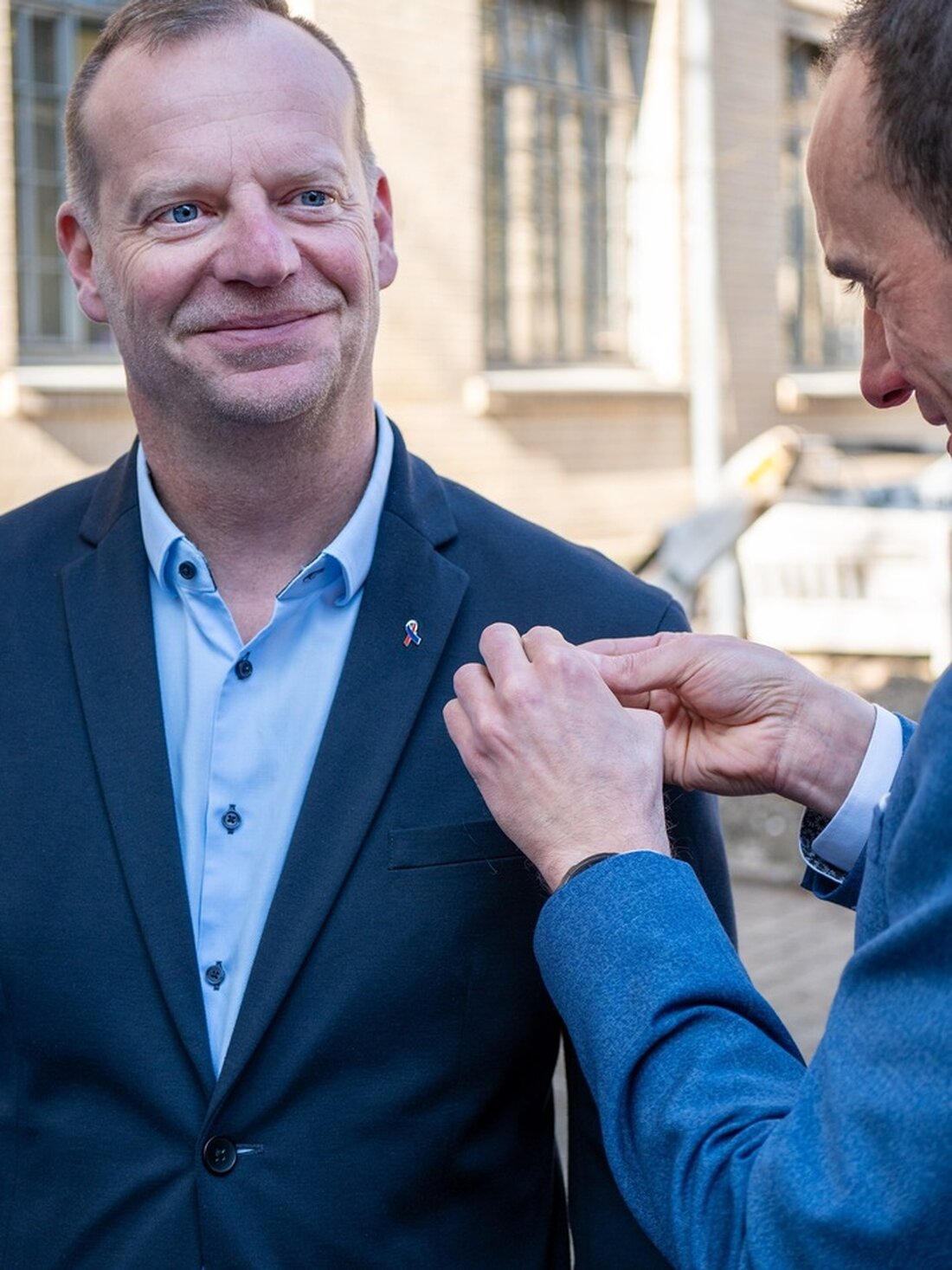Polizeipräsident Krückemeier überreicht Schutzschleifen an HESSENMETALL, um Solidarität mit Einsatzkräften zu fördern.