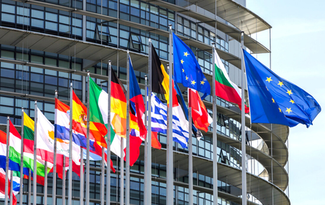 Die zentralen Thesen Die EU-Finanzminister haben der MiCA-Kryptowährungsverordnung einstimmig zugestimmt. Die Verordnung könnte die Einführung und Nutzung von Kryptowährungen in Europa fördern. AltSignals könnte ein großer Gewinner sein, da mehr private und institutionelle Händler in den Kryptomarkt einsteigen könnten. Der Kryptowährungsmarkt hat sich im letzten Jahrzehnt weiterentwickelt und viele glauben, dass noch weitere Entwicklungen bevorstehen. Nach dem Bull Run 2021 haben Regulierungsbehörden weltweit daran gearbeitet, günstige Vorschriften einzuführen, die den Verbraucherschutz gewährleisten und Innovationen in der Branche fördern würden. Eine der wichtigsten Kryptovorschriften, MiCA, wurde von Finanzministern in ganz Europa genehmigt. Dies impliziert, dass der Regulierungsrahmen bald auf dem gesamten …