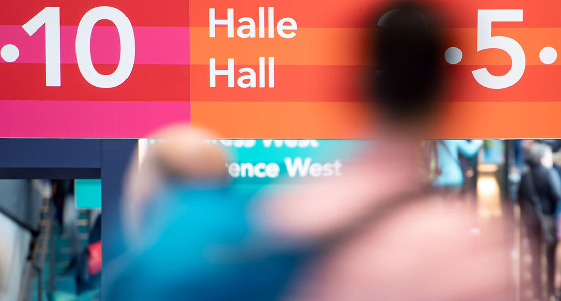 Der Sonderfonds zur Ausfallsicherung von Messen und Ausstellungen startet. Messen und Ausstellungen sind das Aushängeschild für den Wirtschaftsstandort Baden-Württemberg. Der Ausfallschutz ermöglicht Planungssicherheit und setzt wichtige Anreize für den Neustart. Mit einem Sicherheitsprogramm fördern Bund und Länder den Neustart von Messen und Gewerbeausstellungen in Deutschland. Am 26. Oktober hat der Ministerrat die notwendigen Mittel für Verwaltungskosten von bis zu 531.000 Euro freigegeben. Der Spezialfonds hat ein bundesweites Gesamtvolumen von 600 Millionen Euro aus Bundesmitteln. Wirtschaftsminister Dr. Nicole Hoffmeister-Kraut hatte sich gegenüber der Bundesregierung für ein solches Programm ausgesprochen und dessen Notwendigkeit betont. „Messen und Ausstellungen sind das Aushängeschild unseres Wirtschaftsstandortes …