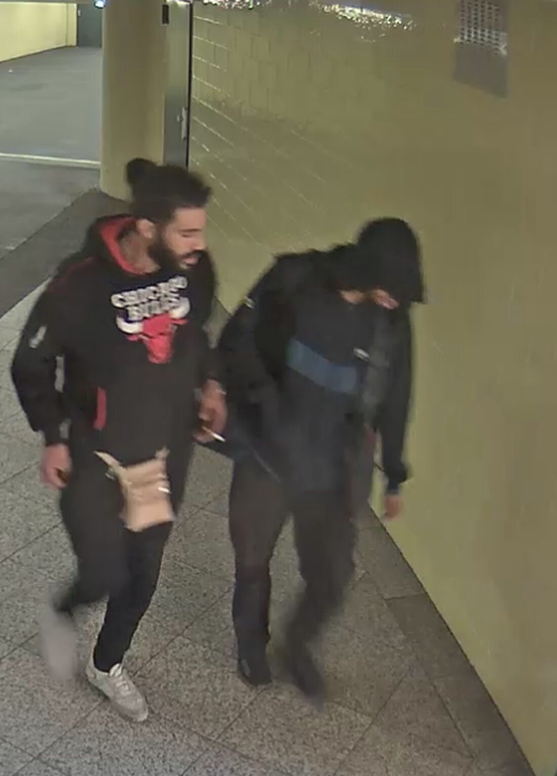 Die Polizei sucht Zeugen nach einem Raubüberfall auf einen 18-Jährigen am U-Bahnhof Jannowitzbrücke. Hinweise erbeten.