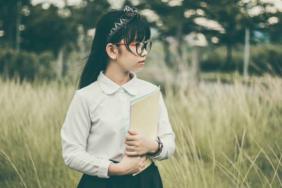 Die Spandauer Schulen werden anlässlich des 75. Jubiläums des Grundgesetzes am 23. Mai 2024 einen Aktionstag veranstalten, um die demokratischen Werte unserer Gesellschaft zu feiern. Gemeinsam mit dem Bezirksamt und anderen Unterstützern laden sie Bürgerinnen und Bürger zu einer Kundgebung vor dem Rathaus Spandau ein. Dr. Carola Brückner, Bezirksstadträtin für Bildung, Kultur, Sport und Facility Management, betont die Bedeutung von Demokratie im täglichen Leben und lobt die Schulen für ihre Bemühungen, die demokratischen Werte zu fördern. Janika Jarling, Referatsleiterin der Schulaufsicht Spandau und Initiatorin des Aktionstages, betont die Notwendigkeit, Demokratie erlebbar zu machen und lobt die Schulen und ihre Projekte …