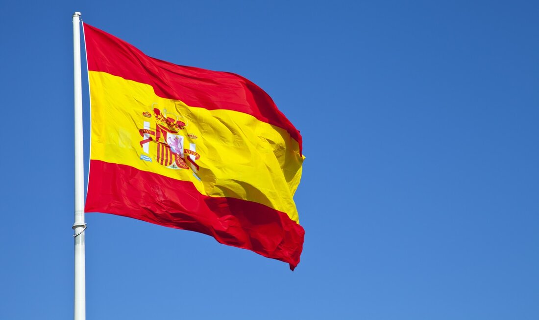 Neue Regeln erfordern, dass Social-Media-Influencer, die für Krypto werben, eine vorherige Genehmigung einholen müssen, bevor sie ihre Inhalte veröffentlichen Die spanischen Aufsichtsbehörden haben heute angekündigt, dass sie ab jetzt in einem Monat neue Richtlinien für Kryptowährungen auferlegen werden. Gemäß der aktualisierten Richtlinienrichtlinie werden Werbeaktionen der sogenannten Influencer erstmals in einem Mitgliedsland der Europäischen Union (EU) eingeschränkt. Laut a Papier heute von der National Securities Market Commission (CNMV) veröffentlicht, beabsichtigt Spanien sicherzustellen, dass Werbung für Produkte und Dienstleistungen „wahren, verständlichen und nicht irreführenden Inhalt und enthält eine deutliche Warnung vor den damit verbundenen Risiken.“ Mit der neuen Richtlinie gehen große Anpassungen …