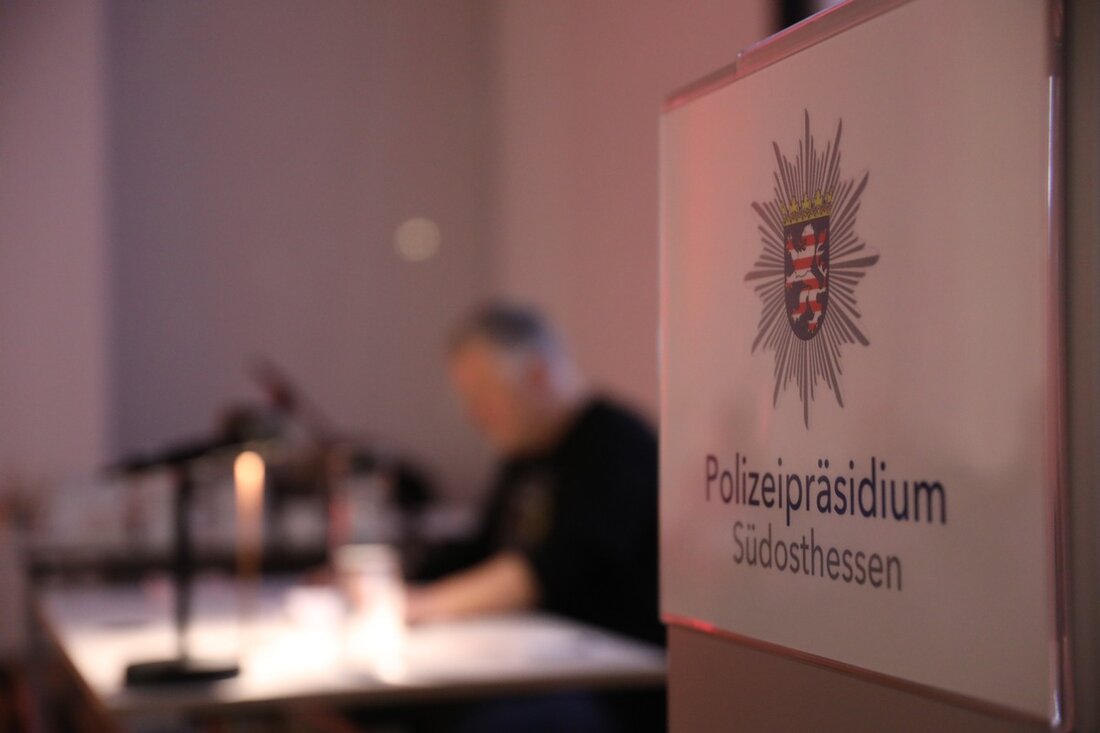 Im Polizeipräsidium Südosthessen erlebten 250 Krimi-Fans eine fesselnde Lesung, begleitet von spannender Atmosphäre und herzlichen Snacks.