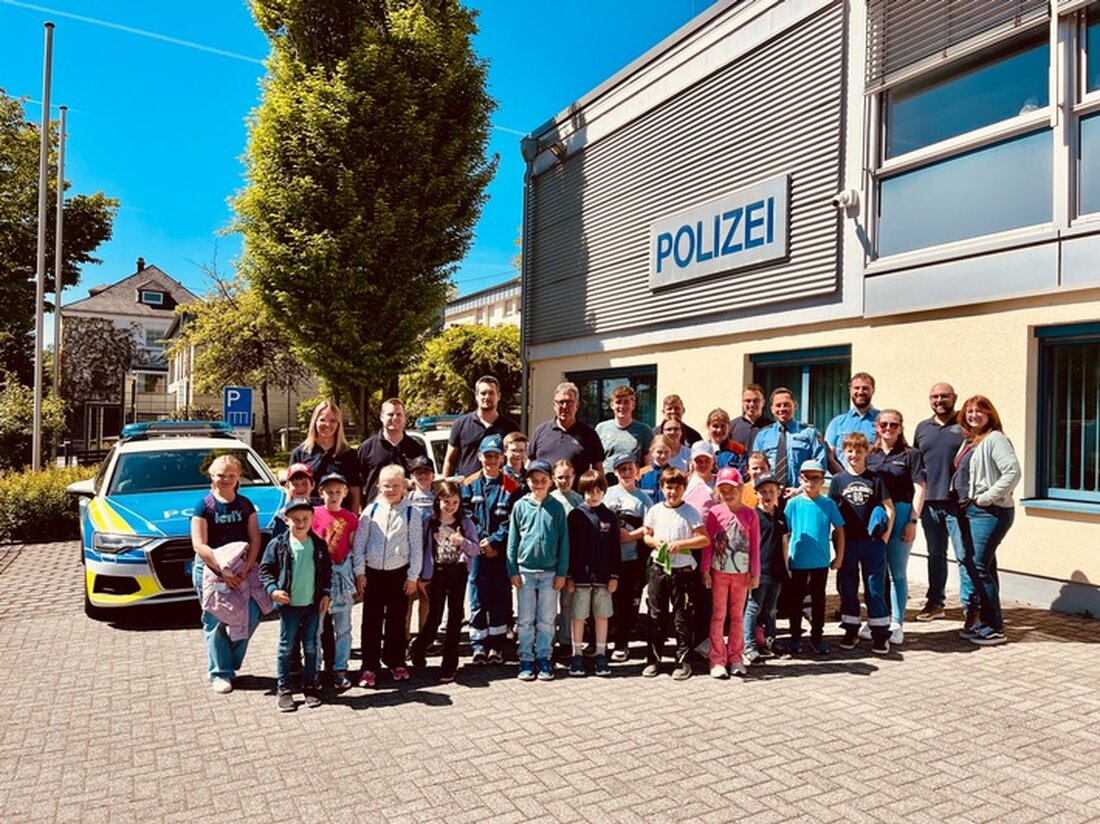 Die Kinder- und Jugendfeuerwehr Hartenfels besuchte am 10.05.2025 die Polizeiinspektion Westerburg und erhielt spannende Einblicke.