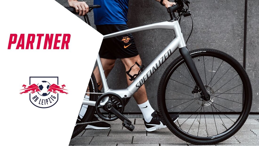 Die Specialized Germany GmbH wird neuer „Offizieller Partner“ von RB Leipzig. Die E-Bikes des amerikanischen Fahrradherstellers zählen zu den innovativsten Modellen auf dem Markt und überzeugen durch geringes Gewicht, Fahrqualität und integriertes Design. Die Partnerschaft mit den Roten Bullen ist zunächst auf drei Jahre bis 2023 vereinbart. ▶ http://www.dierotenbullen.com/YouTube Facebook: https://www.facebook.com/rbleipzig/ Twitter: https://twitter. com/DieRotenBullen Instagram: https://www.instagram.com/dierotenbullen Giphy: https://giphy.com/rbleipzig Website: https://www.dierotenbullen.com/. Youtube-Link