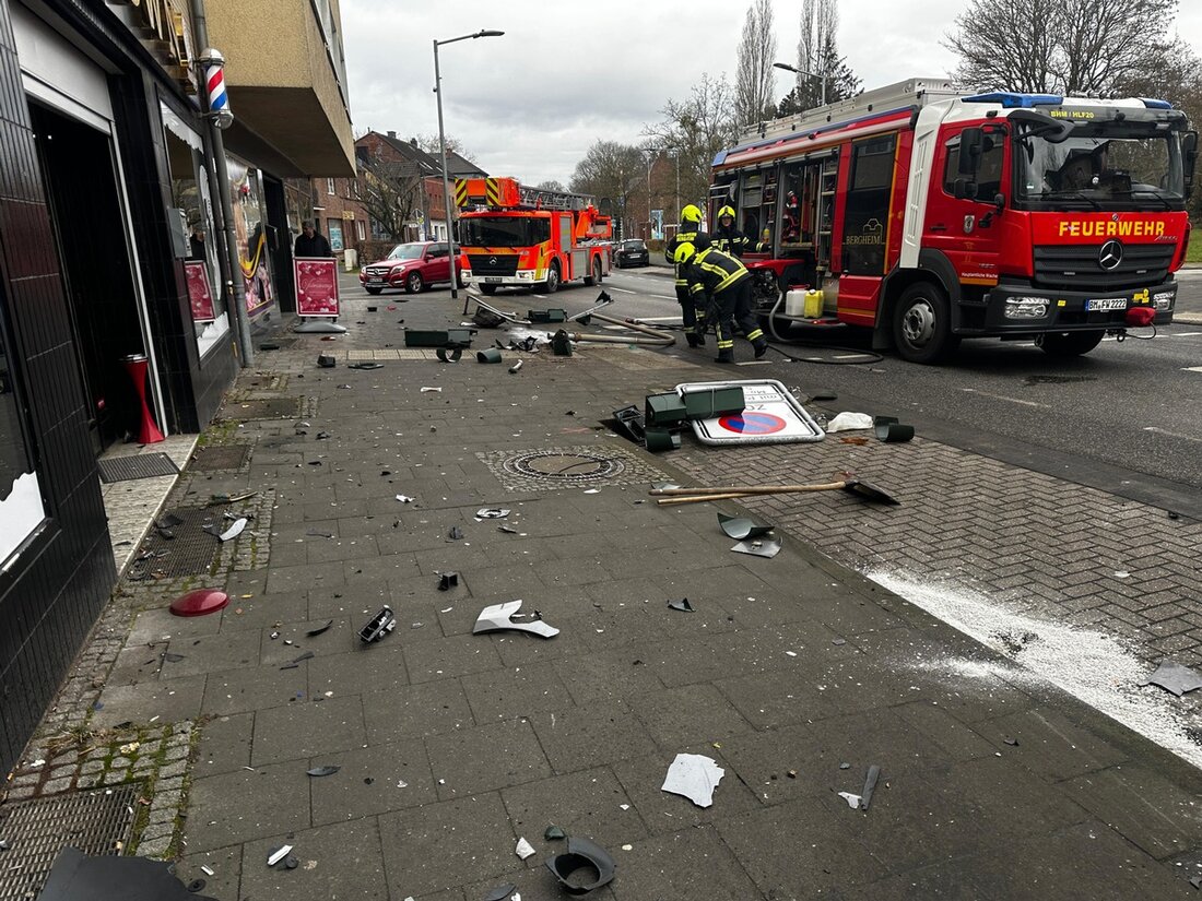 Bergheim: Nach einem Verkehrsunfall in Quadrath-Ichendorf musste die verletzte Fahrerin mit schwerem Gerät befreit werden.