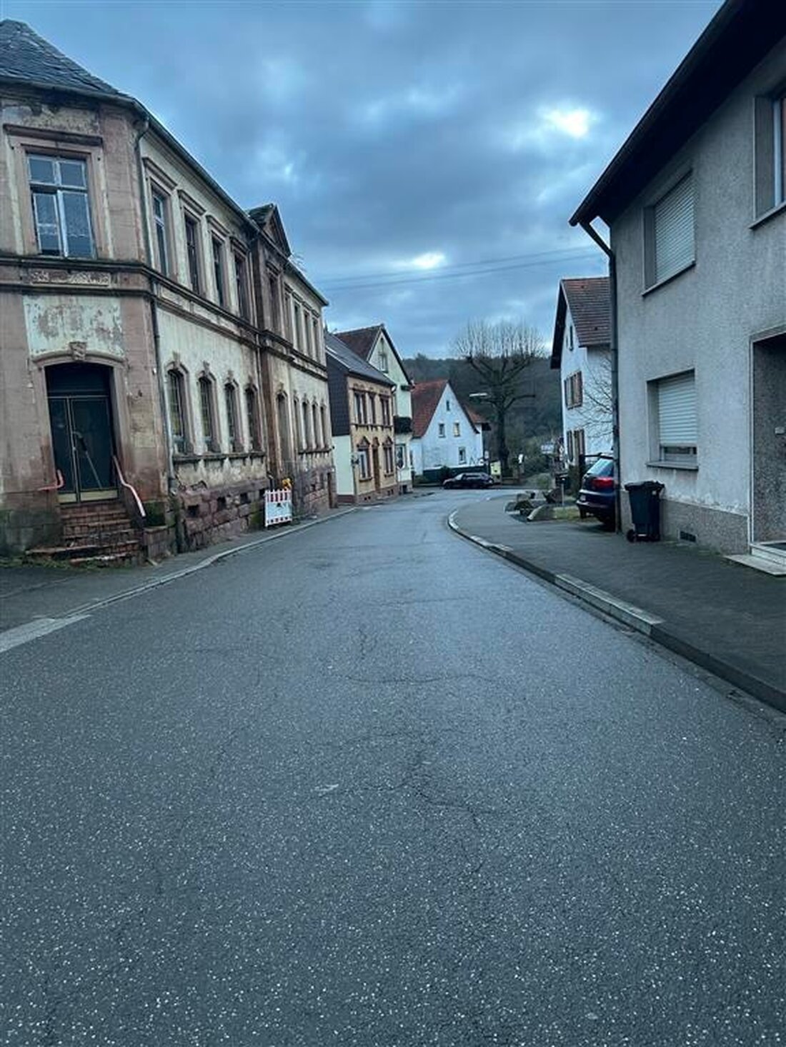 Am 11. Februar 2025 kam es in Altenkirchen zu einem Unfall zwischen einem Ford Expedition und einem Transporter. Polizei sucht Zeugen.