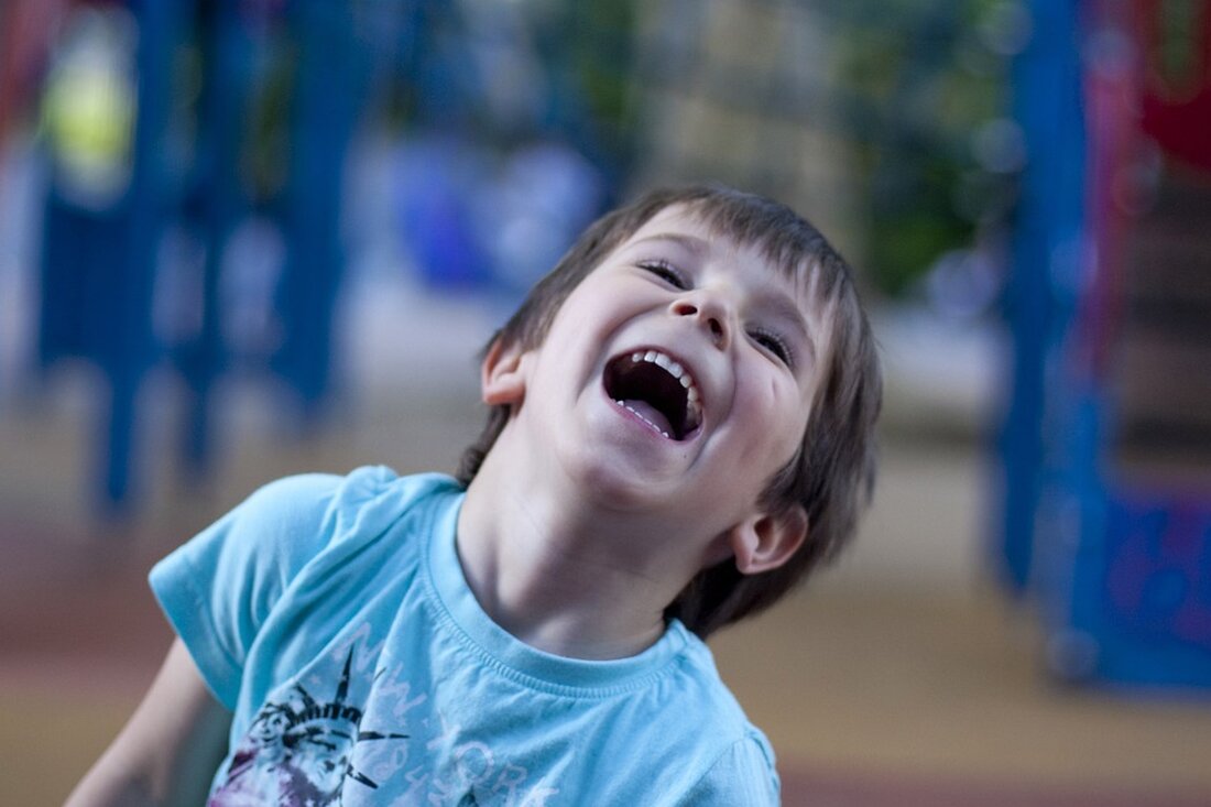 "Der Spielplatz am Büsumer Pfad wurde erneut Ziel mutwilliger Verunreinigung, als Schüler gefährliche Nägel im Sand entdeckten. Sicherheitsvorkehrungen wurden getroffen, und der Bereich bleibt bis zur vollständigen Sanderneuerung gesperrt. Erfahren Sie mehr über die Hintergründe, die Kosten und die Appelle an die Öffentlichkeit zur Meldung verdächtiger Aktivitäten."