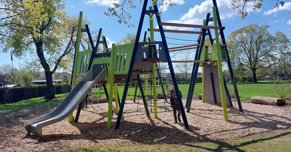 Spielplatz in der Kleingartenanlage Dammstraße ist fertig Auf dem beliebten Spielplatz in der Kleingartenanlage &#8222;An der Dammstraße&#8220; e.V. in Leipzig-Schleußig kann nach umfangreicher Erneuerung wieder gespielt, geklettert und gerutscht werden. Eröffnung des Spielplatzes in der Kleingartenanlage Dammstraße, von links: Robby Müller, Vorsitzender Stadtverband Leipzig der Kleingärtner, Umweltbürgermeister Heiko Rosenthal, Uwe Hillert, 1. Vorsitzender KGV Dammstraße. Neben der großen Vereinswiese und den Parzellen ist in den vergangenen Monaten ein generationenübergreifendes und inklusives Spielangebot vom Buddelkasten bis zum Workout-Element entstanden.   „Seit vielen Jahren hatte der Kleingartenverein den vereinseigenen Spielplatz mit großem ehrenamtlichen Einsatz und vereinseigenen Mitteln betrieben und gepflegt“, berichtet Umweltbürgermeister &hellip;