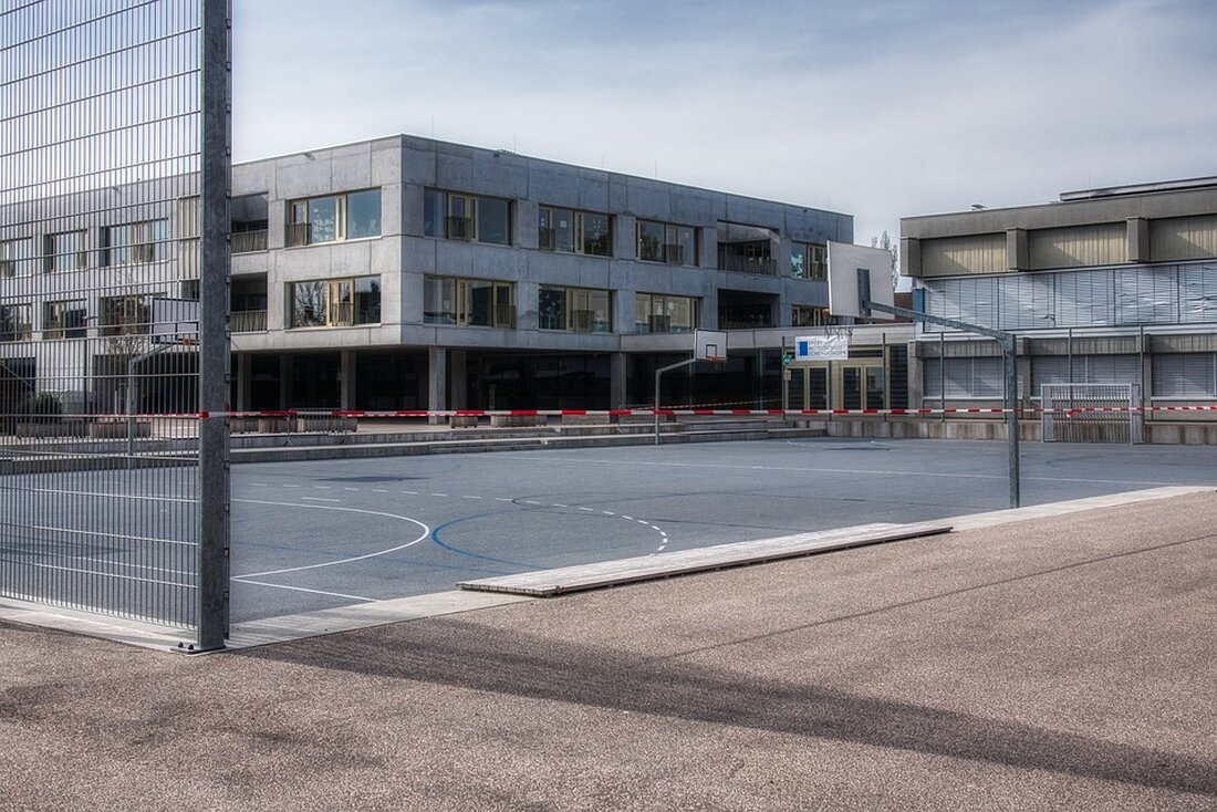 Eine neue standardgerechte Sportfunktionsgebäude wird am Sportplatz Waldeckpark in Kreuzberg, an der Alten Jakobstraße errichtet. Das alte Gebäude war nicht mehr erhaltungsfähig und musste durch einen Neubau ersetzt werden. Das neue Gebäude wurde so gestaltet, dass es sich harmonisch zwischen den angrenzenden Bäumen und Grünbereichen einfügt und eine geschützte Stieleiche in das architektonische Konzept integriert wird. Neben Umkleide- und Sanitärbereichen werden auch ein Jugendraum, Schiedsrichterkabinen und ein Platzwartraum geschaffen. Die Barrierefreiheit wird durch einen Aufzug und eine behindertengerechte Toilette gewährleistet. Die Beheizung des Gebäudes erfolgt über eine Wärmepumpe und es wird über ein extensives Gründach verfügen. Der Rohbau des Sportfunktionsgebäudes …