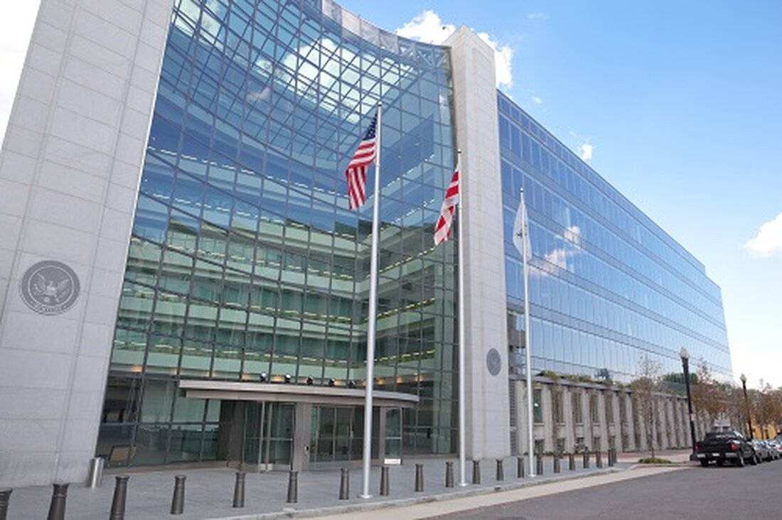 Der 650-Milliarden-Dollar-Vermögensverwalter Bernstein geht davon aus, dass gute Chancen auf eine Spot-Genehmigung für den Bitcoin-ETF bestehen. Das Argument der SEC, einen Spot-ETF zu verweigern und gleichzeitig Futures-ETFs zuzulassen, wird das Gericht im Fall Grayscale vs. SEC wahrscheinlich nicht überzeugen. Analysten von Bernstein stellten fest, dass die Regulierungsbehörde wahrscheinlich einen Spot-ETF eines regulierten Wall-Street-Riesen genehmigen wird, anstatt sich mit OTC-Produkten wie GBTC zu befassen. Am 2. Juli: Gemini-Mitbegründer Cameron Winklevoss getwittert dass es 10 Jahre her ist, seit die Winklevoss-Zwillinge den ersten Spot-Bitcoin-ETF eingereicht haben. Im Laufe des Jahrzehnts hat die SEC mehrere Vorschläge abgelehnt, ein Szenario, das anhält, auch wenn …